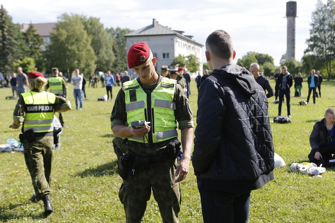 Šauktinių kišenėse ieškota narkotikų