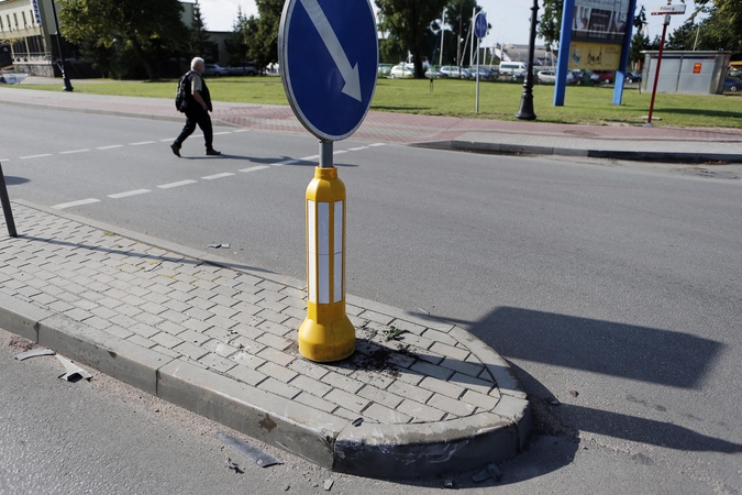 BMW vairuotojas vos nekliudė žmonių, trenkėsi į stulpą ir pabėgo