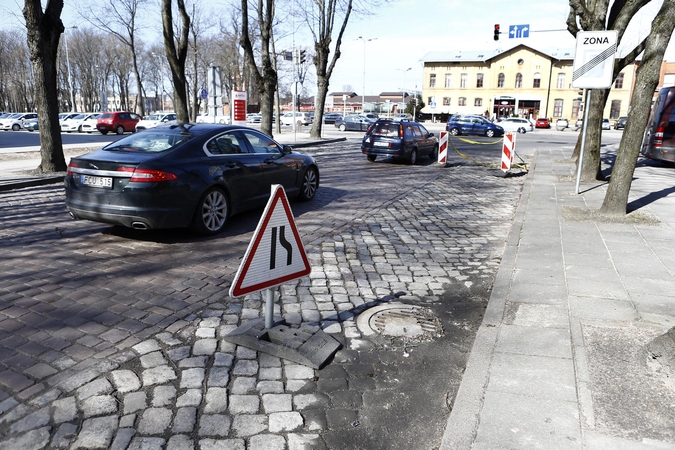 Klausimai: miesto valdžios atstovai aiškinasi, kas aptvėrė šulinį ir kodėl aplink jį susiformavo įgriuva.