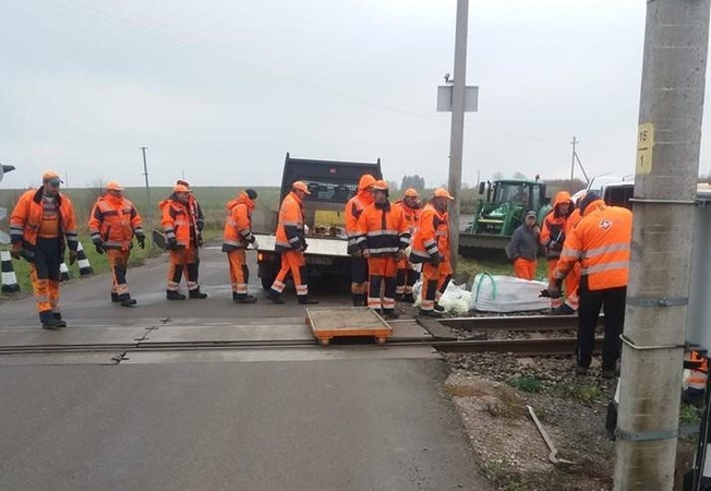 Nuostaba: vieną rytą į darbą skubėję žmonės išvydo geležinkelininkų desantą Kalotės pervažoje.