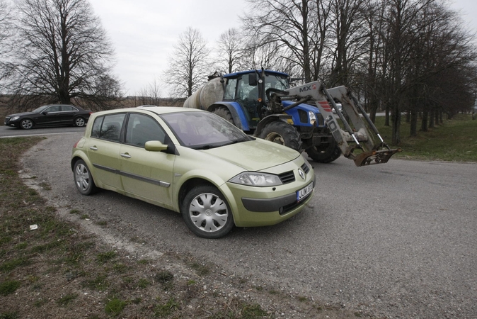 Pamiršo: jau savaitę automobilis stovi apsisukimo juostoje.