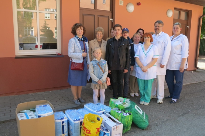 Ligoninės personalas džiaugėsi Klaipėdos stačiatikių visų rusų šventųjų parapijos tikinčiųjų dovanomis sunkiai sergantiems vienišiems pacientams.