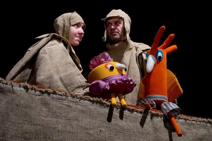 Scena iš Klaipėdos lėlių teatro spektaklio „Vištytė ir gaidelis“ (rež. G.Radvilavičiūtė, 2005).