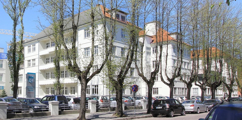 Sti­lius: se­na­sis is­to­ri­nis li­go­ni­nės pa­sta­tas – tar­pu­ka­rio Klai­pė­do­je ma­din­gos bau­hau­zo ar­chi­tek­tū­ros sti­liaus pa­vyz­dys.