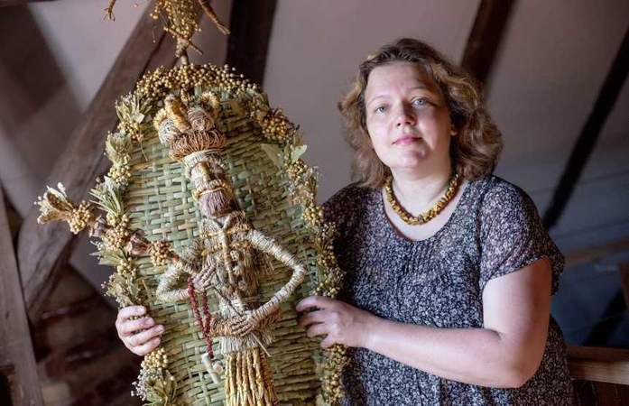 Pynimai: V.Bitinaitė-Stankevičienė iš žolynų kuria paveikslus, skulptūras, verbas.