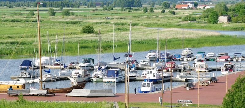 Realybė: Drevernos prieplaukoje ir buriuotojų, ir besimokančių buriuoti netrūksta.
