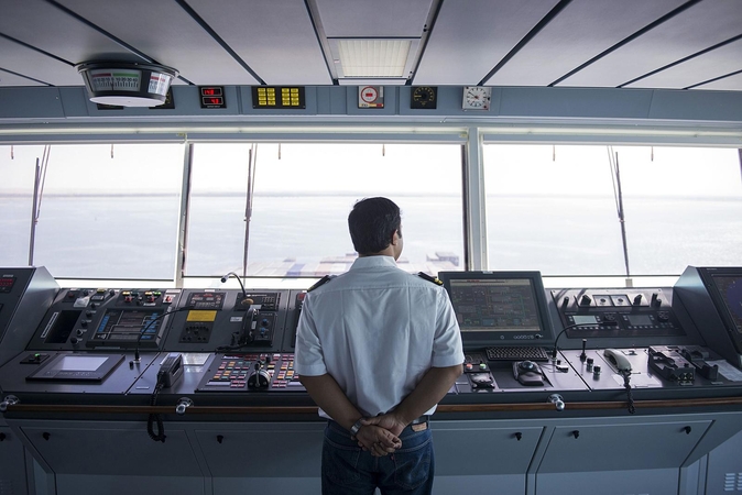 Realybė: laivuose jūrininkai daug laiko yra priversti skirti ne tiek saugiai navigacijai, kiek popierių pildymui.