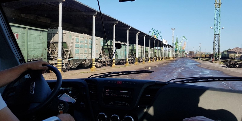 Vieta: KLASCO, kaip ir kitose uosto kompanijose, yra daug geležinkelių bėgių, vagonų ir automobilių.