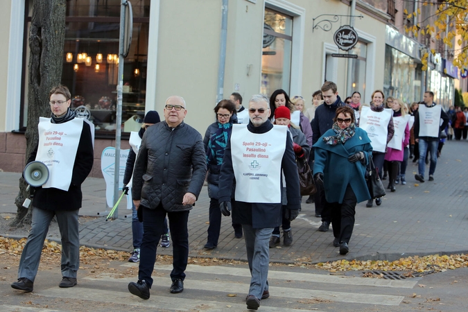Klaipėdos jūrininkų ligoninė Pasaulinės insulto dienos proga surengė pėsčiųjų žygį per miestą.