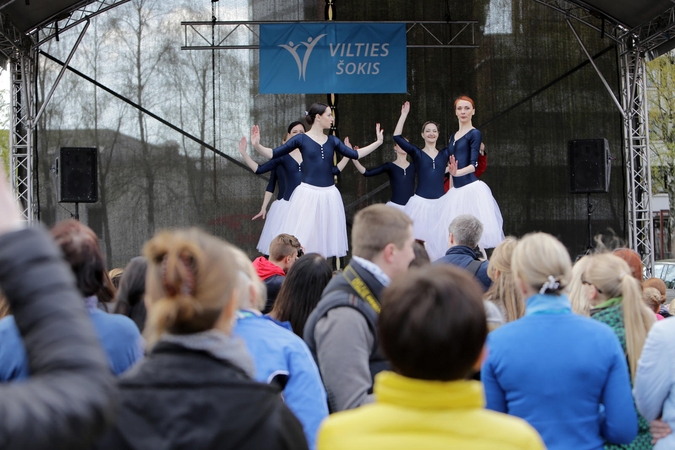 Atgimimo aikštę nuspalvino klaipėdiečių „Vilties šokis“