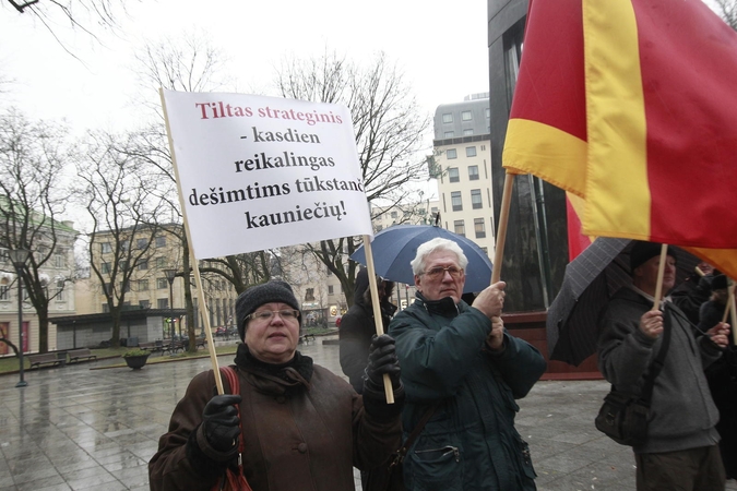 Prie Vyriausybės - reikalavimai atstatyti tiltą