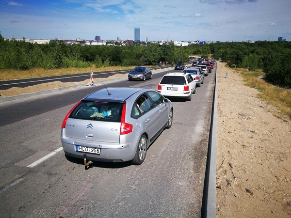 Smiltynėje prie Naujosios perkėlos susidarė transporto spūstis
