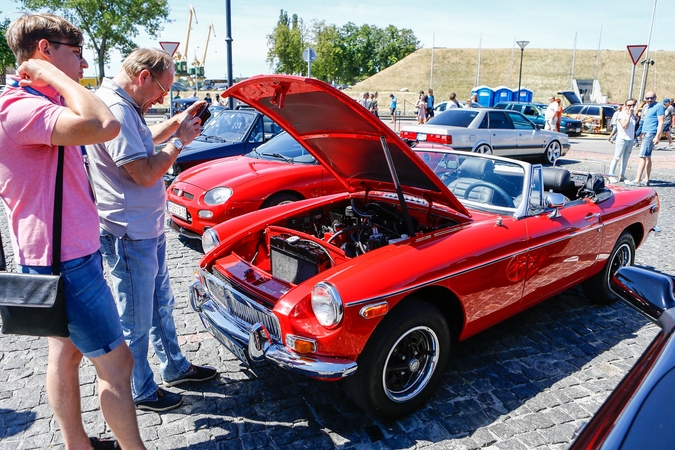 Džiazuojančią Klaipėdą papuošė išskirtiniai automobiliai