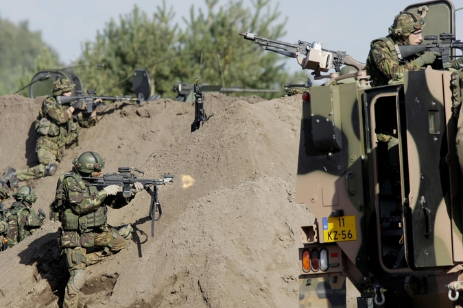 Afganų karys ėmė šaudyti į NATO partnerius