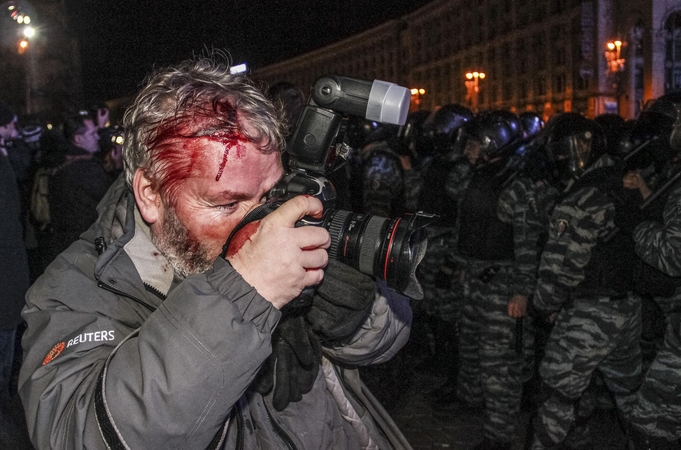 Ukrainos riaušių milicija šiurkščiai vaikė demonstrantus Kijeve, yra sužeistų