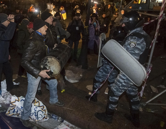 Ukrainos opozicijos protestuotojai nuo riaušių milicijos gelbėjosi Kijevo vienuolyne