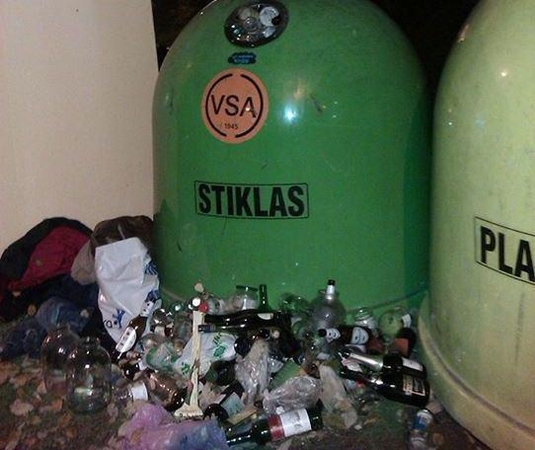 Vilniečiai piktinasi perpildytais šiukšlių rūšiavimo konteineriais