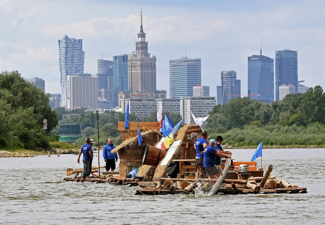 Lenkai atgaivino senovinę medienos plukdymo sieliais tradiciją