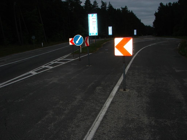 Sprukdamas girtas vairuotojas nulaužė kelio ženklą