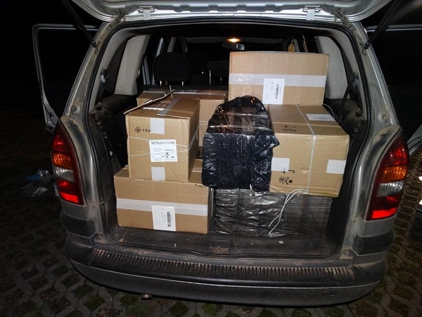 Kontrabandininkas automobiliu spruko dviračių takais 