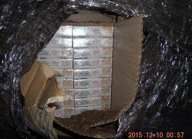 Baltarusis po durpėmis slėpė pusės milijono eurų vertės cigaretes