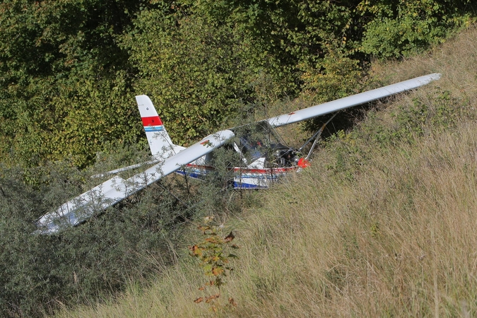 Kaune nukrito lėktuvas: pilotas liko gyvas