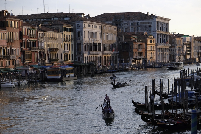Venecijos mero sprendimas uždrausti gėjų paradus sulaukė protestų