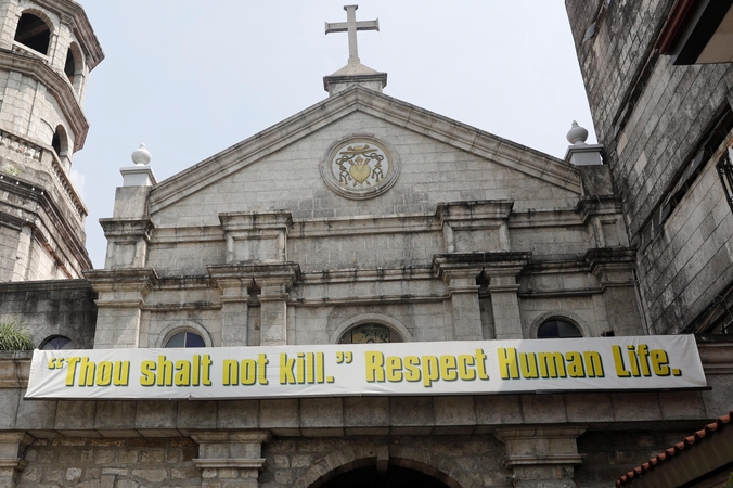 Filipinų bažnyčios, protestuodamos prieš kruviną kovą, naktimis skambins varpais