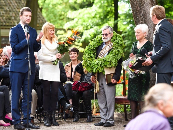 Poezijai visada galima paskambinti ar parašyti