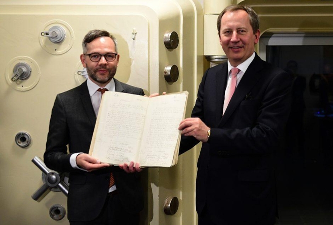 Vokietijos ministras M. Rothas ir Lietuvos ambasadorius D. Matulionis laiko Vasario 16-osios aktą.