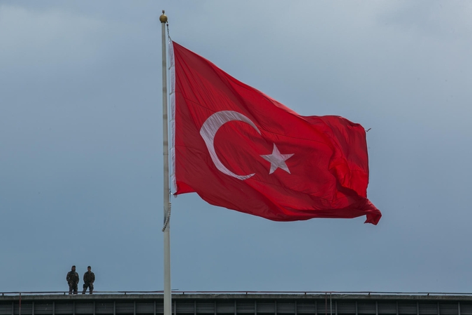 Turkija perversmo metinių išvakarėse atleido dar per 7 tūkst. policininkų ir karių