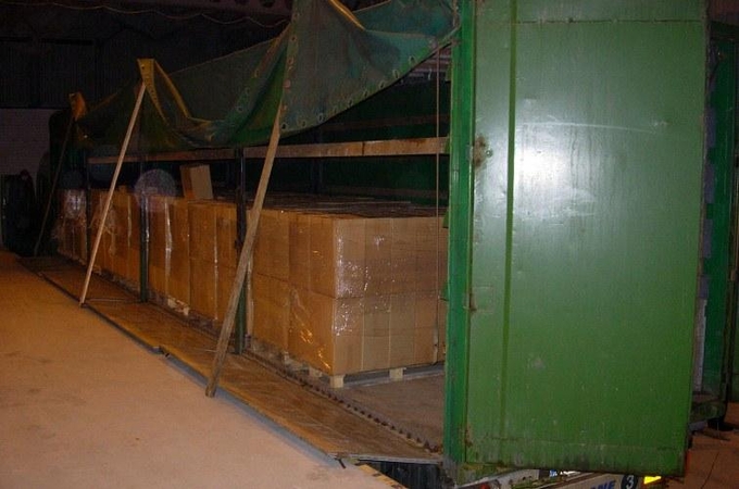Tarp šiukšlių maišų ir pagalvių – 820 tūkst. eurų vertės kontrabanda
