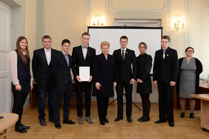D. Grybauskaitė egzaminavo Kauno moksleivius