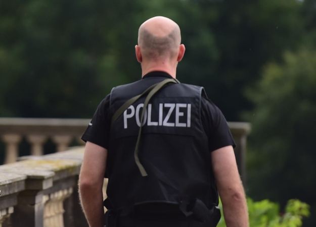 Vokietijos policija nukovė pareigūnę peiliu sužalojusį ekstremistą