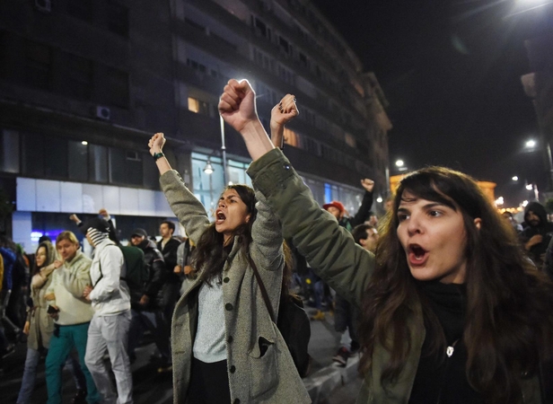 Tragiškas gaisras Bukarešto naktiniame klube išprovokavo politinius protestus