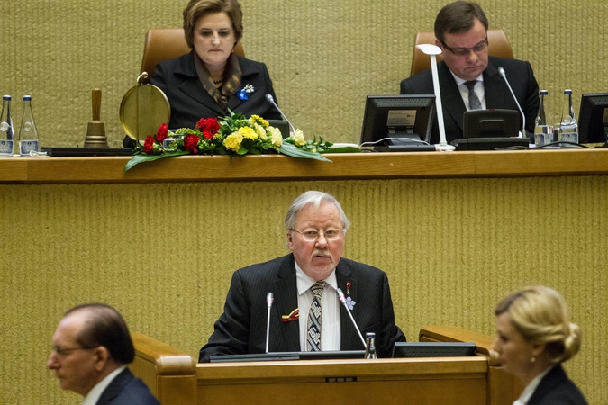 Lietuvos lenkų politikai per V. Landsbergio kalbą protestuodami paliko salę