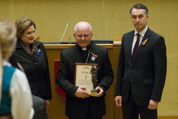 Kauno arkivyskupui S. Tamkevičiui įteikta trečioji Laisvės premija