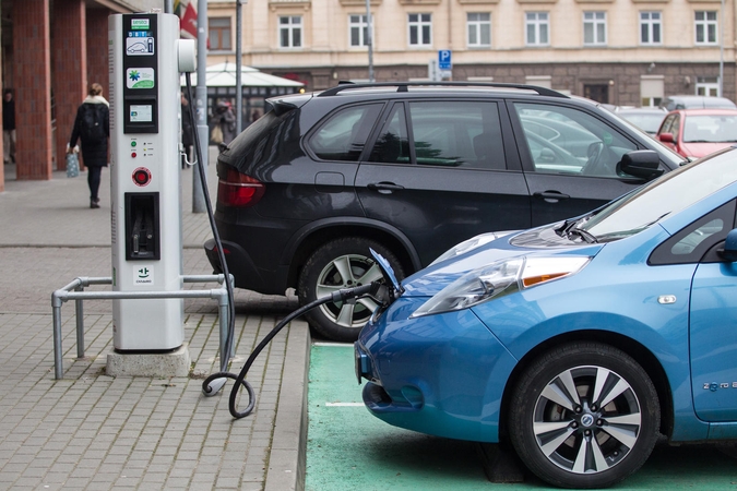 Elektromobilių savininkai palaikomi tik morališkai