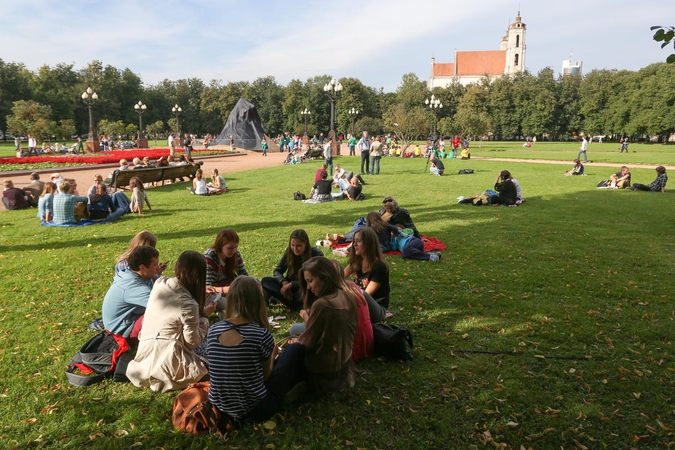 Kaip atrodys pertvarkyta Lukiškių aikštė?