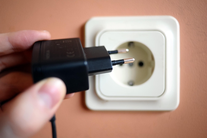 Dėl stipraus lietaus ir vėjo elektros neturi 2,4 tūkst. vartotojų