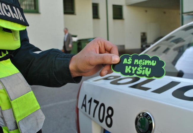 Tiltų gatvėje pričiupta vairuotoja davė kyšį