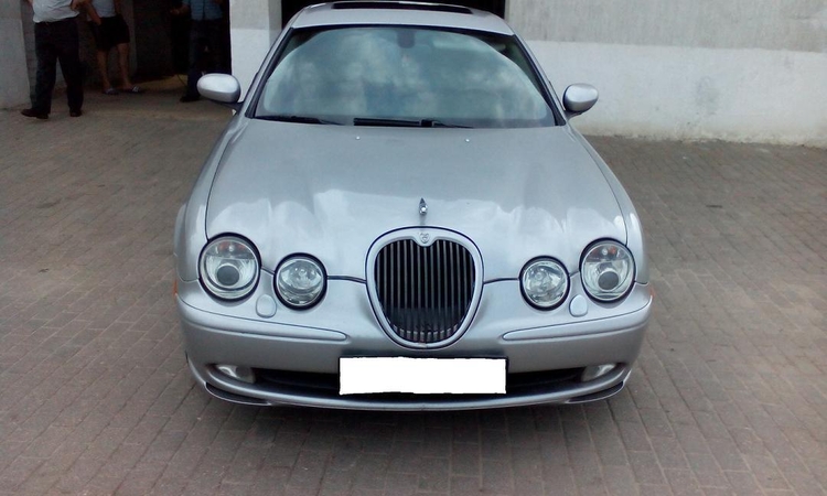 Kontrabanda – automobilio „Jaguar" slėptuvėse