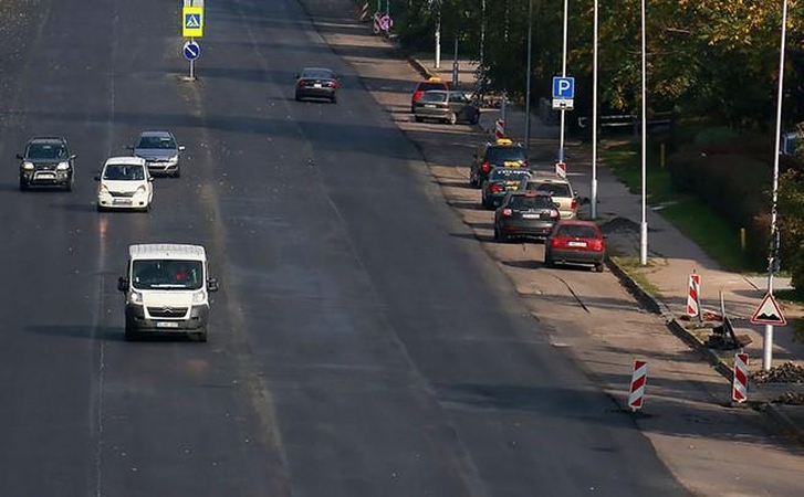 Kelininkai: nepalikite automobilių Jonavos gatvėje!