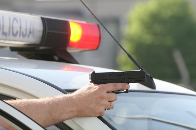 Nuo šunų policininkas gynėsi šūviais