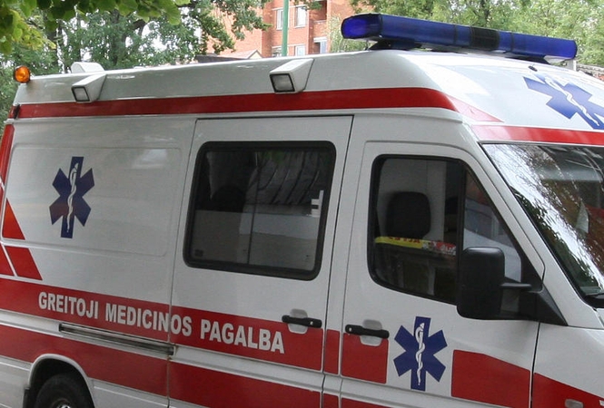 Kretingoje susižalojo į duobę įkritęs bendrovės darbuotojas