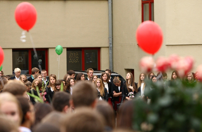 Aistros dėl himno mokyklose – patriotiškumą nustelbs popierizmas?