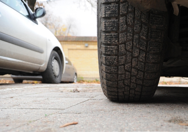 Girtas chuliganas susirado pramogą – šokinėjo ant automobilio