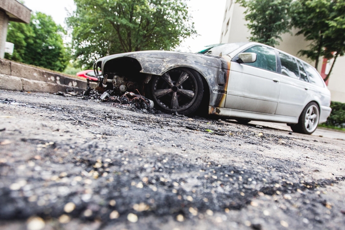 Kaune naktį liepsnojo trys automobiliai