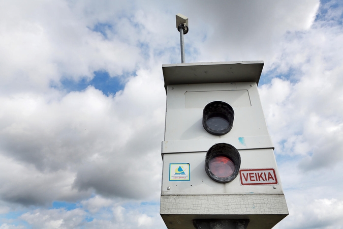 Vos apsiplunksnavęs vairuotojas skriejo 191 km/h greičiu