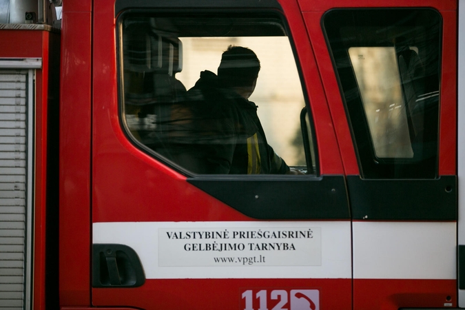 Apsivertus automobiliui gelbėjo prispaustą moterį